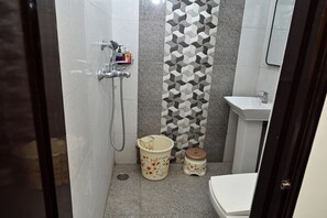 Suite Familiale | Salle de bain | Douche, serviettes fournies, savon