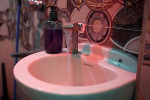 Habitación Deluxe doble | Baño | Ducha, toallas y jabón