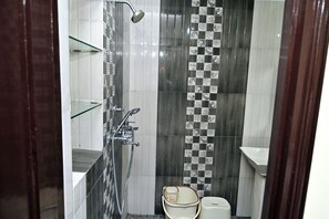Dúplex Deluxe, vistas a la ciudad | Baño | Ducha, toallas y jabón