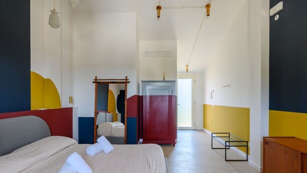 A hotel room with a bed, a wardrobe, a desk, and a chair. - GuestHost - Kidane Room 4 Padova (Padua)