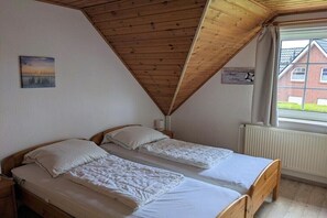 2 bedrooms, travel crib, WiFi (free) - Lucky find, Pommernweg 4d (Horumersiel)