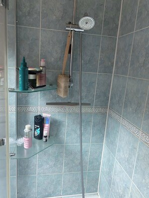 Haartrockner, Handtücher, Seife, Toilettenpapier