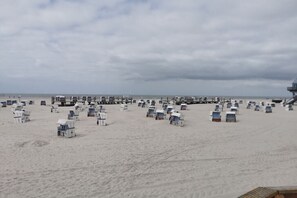 På stranden