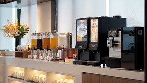 Un café proposant différents distributeurs et une variété de boissons.