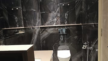 Familien-Suite, Balkon | Badezimmer