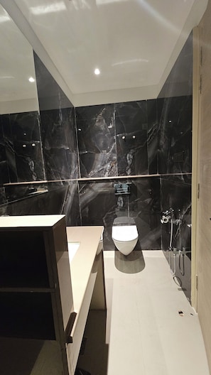 Suite familiar, balcón | Baño | Pantuflas, jabón, shampoo, papel de baño 