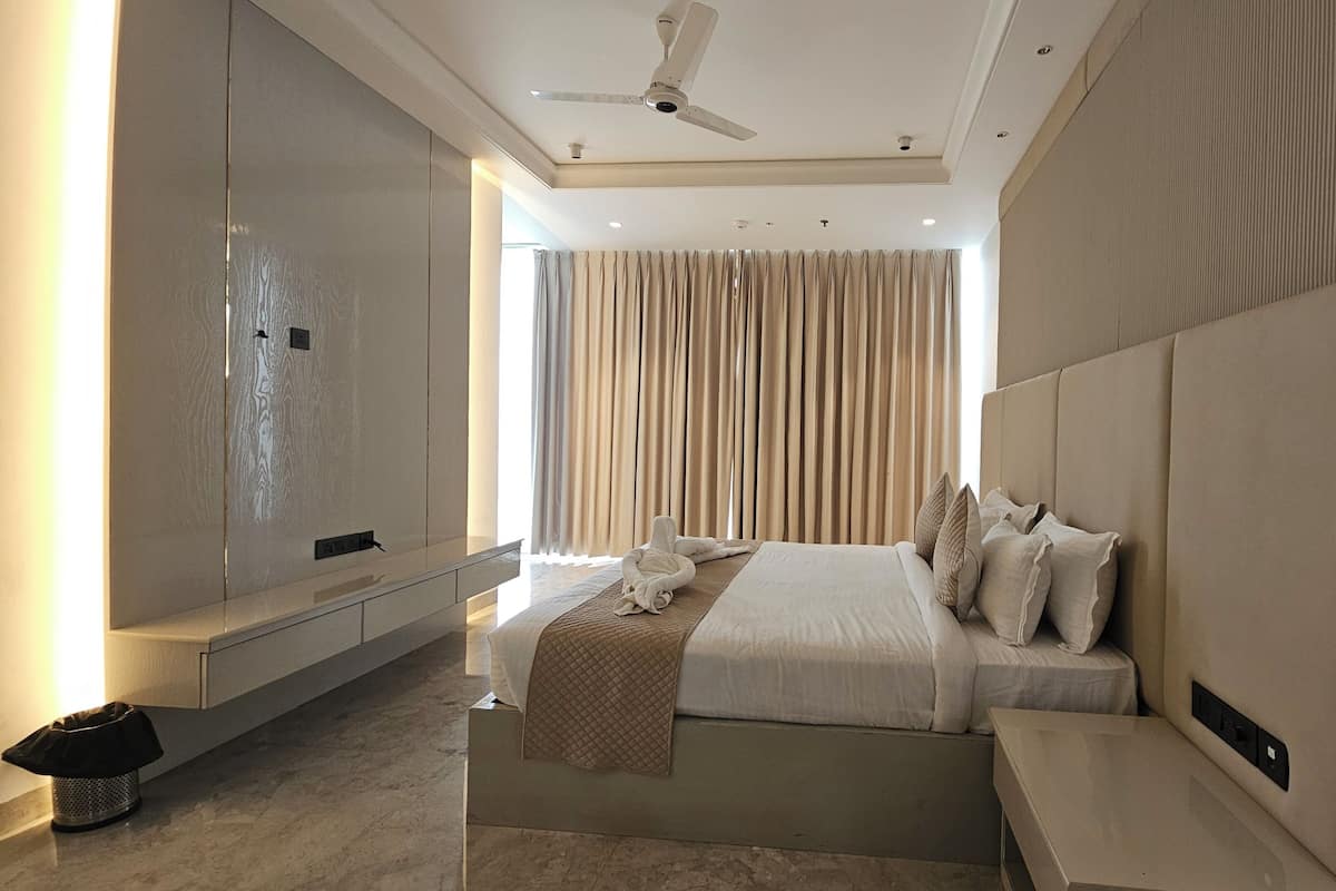 Luxury Suite, Balcony, Garden View | Iron/ironing board (on request), WiFi (free)