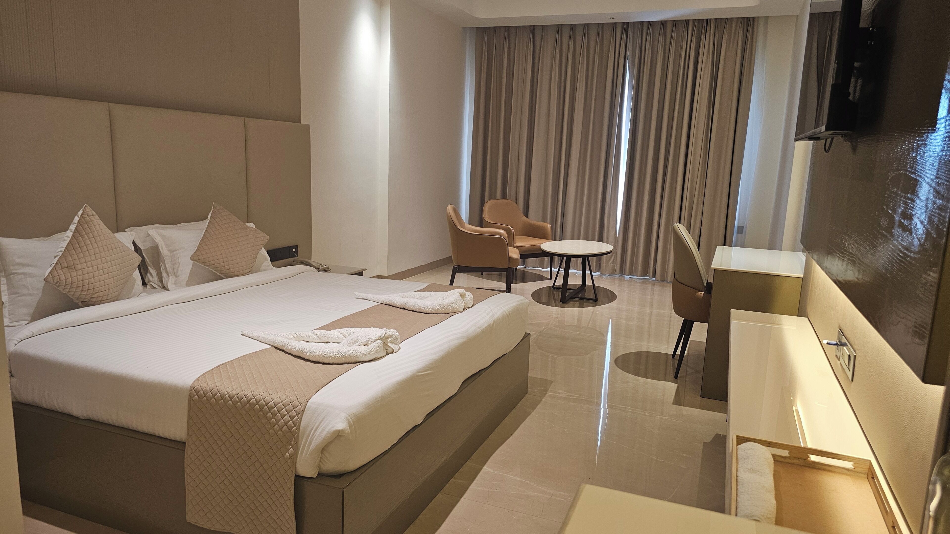 Habitación Deluxe, vista al jardín | Tabla de planchar con plancha y wifi gratis 