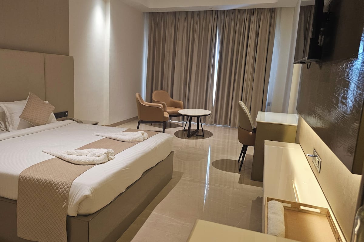 Deluxe Room, Garden View | Iron/ironing board (on request), WiFi (free)