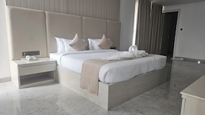 Luxury Suite, Balcony, Garden View | Iron/ironing board (on request), WiFi (free)