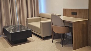 Una sala de estar moderna con un sofá, un escritorio y una mesa de centro.
