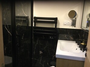 Secadora de cabello, toallas, jabón, papel de baño