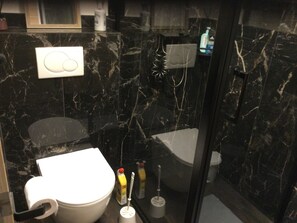 ヘアドライヤー、タオル、石鹸、トイレットペーパー