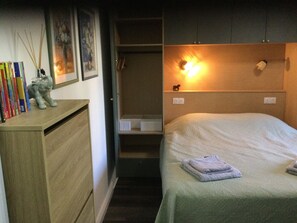 Tabla de planchar con plancha, wifi y ropa de cama