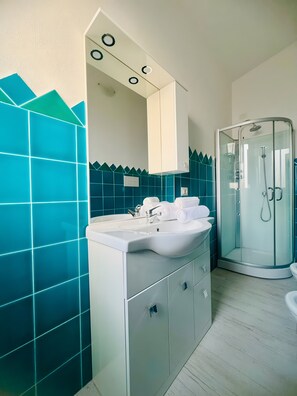 Bathroom - Room 'Camera Matrimoniale "Sa Pompia"' with Mountain View, Wi-Fi and Air Conditioning (San Narciso)