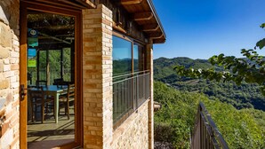 A wooden building with a balcony overlooking a mountainous landscape. - "The Infinity" Apartment of Sibillini Montains (Montefortino)