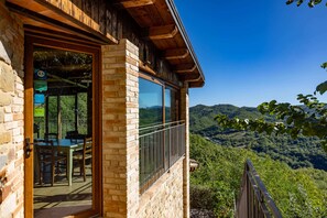 A wooden building with a balcony overlooking a mountainous landscape. - "The Infinity" Apartment of Sibillini Montains (Montefortino)