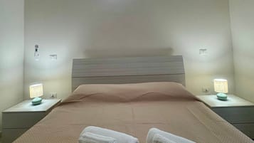 1 dormitorio, tabla de planchar con plancha, wifi y ropa de cama