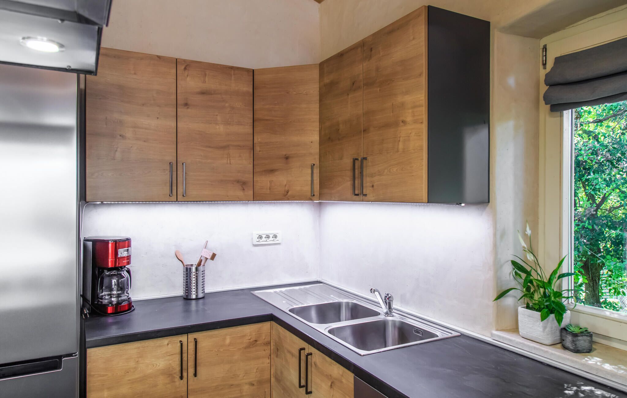 Coffee/tea maker, fridge, oven, stovetop