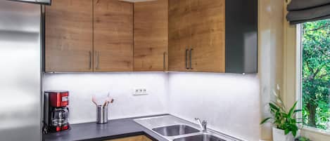 Coffee/tea maker, fridge, oven, stovetop