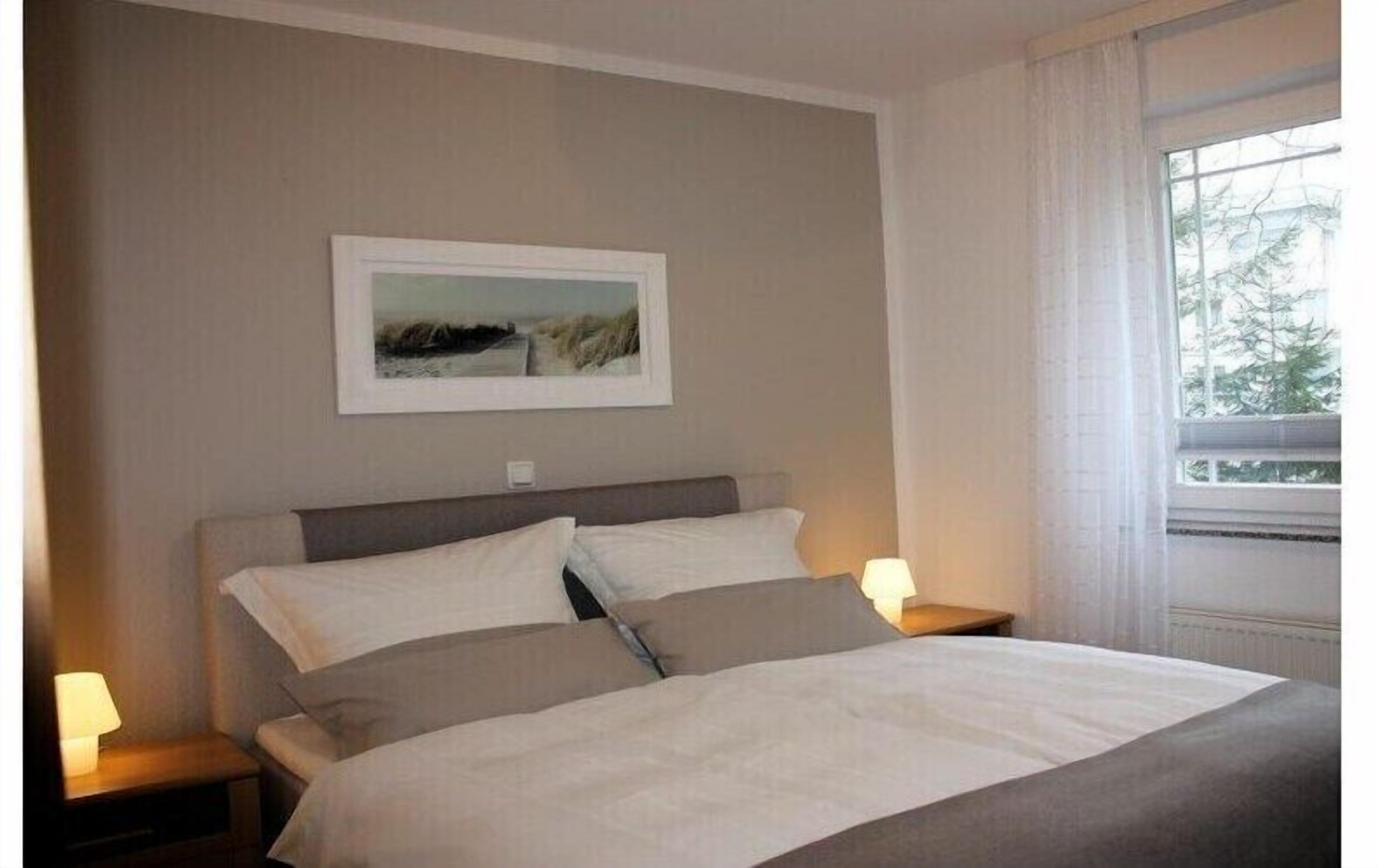 2 bedrooms, travel crib