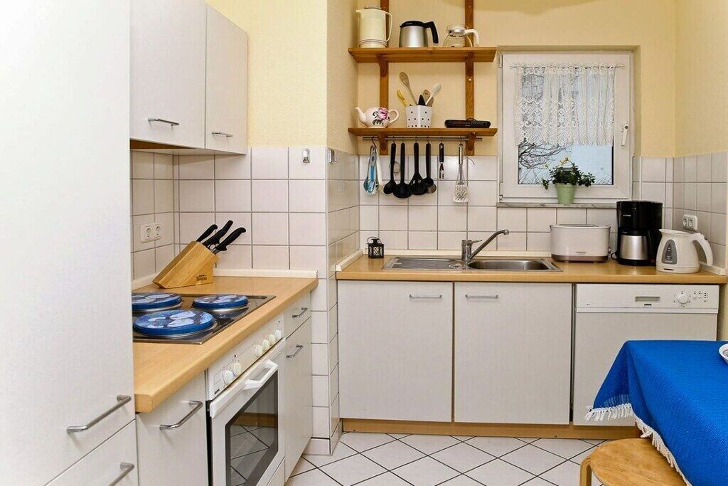 Wasserkocher mit Kaffee-/Teezubehör, Kühlschrank, Mikrowelle, Ofen