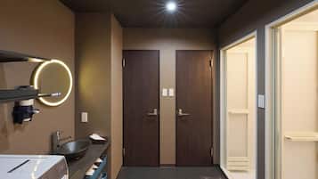 デラックス アパートメント バルコニー シティビュー | バスルーム | シャワー、バスアメニティ (無料)、ヘアドライヤー、スリッパ