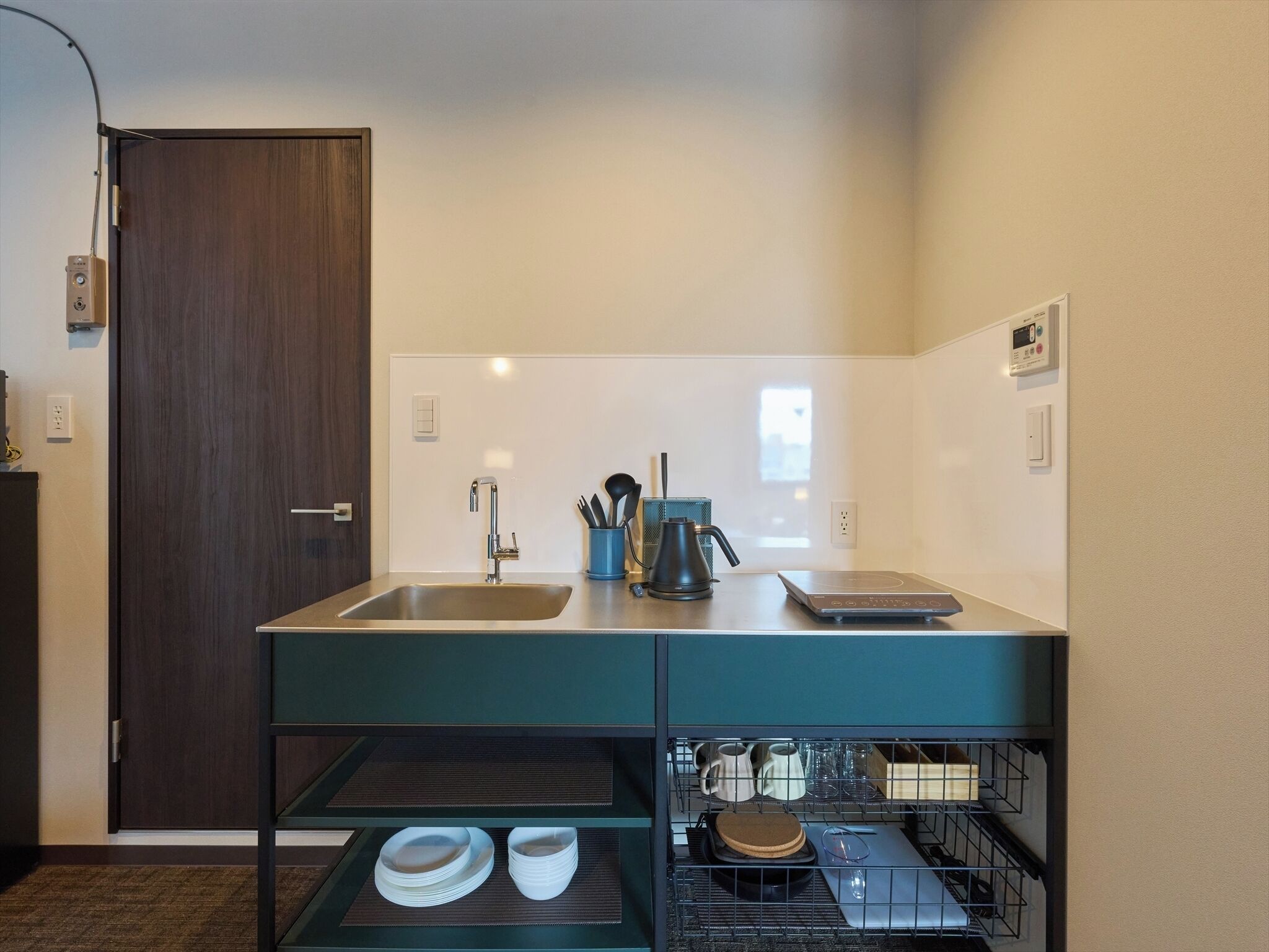 Appartamento Deluxe, balcone, vista città | Cucina privata | Frigorifero, microonde, piano cottura, pentole/stoviglie/utensili