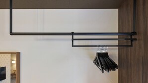 Un perchero de pared con múltiples ganchos.