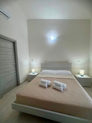 1 slaapkamer, een strijkplank/strijkijzer, wifi, beddengoed