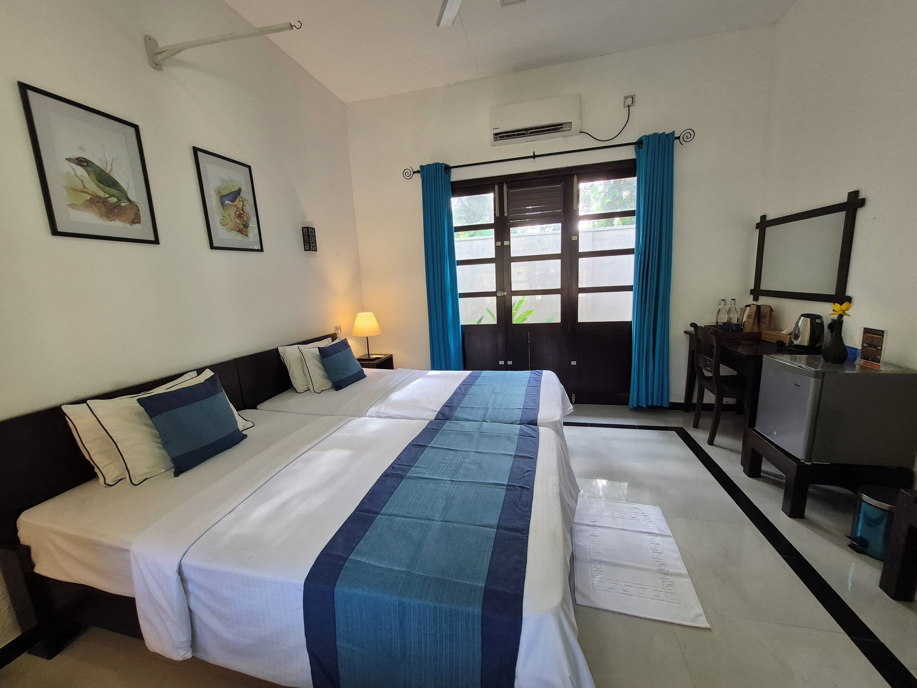 Deluxe Double Room, Garden View | Peti besi dalam bilik, meja, langsir/tirai gelap terus 