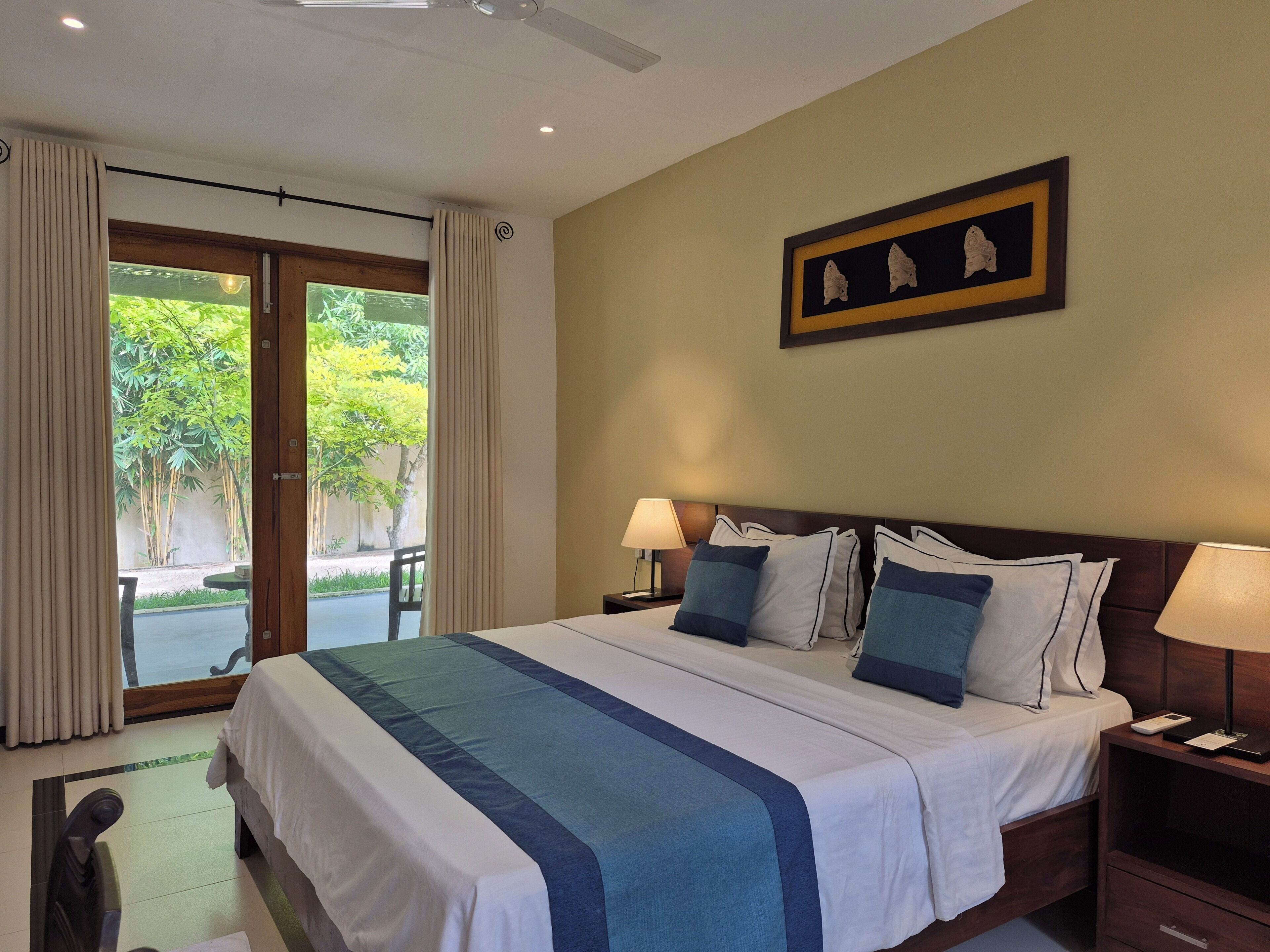 Grand Double Room, Garden View | Peti besi dalam bilik, meja, langsir/tirai gelap terus 