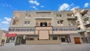 Un immeuble à plusieurs étages, doté d’une façade sobre, de grandes fenêtres et d’une enseigne indiquant qu’il abrite les bureaux d’une entreprise.