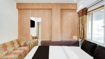 Classic Room | Desk, WiFi (free), bed sheets
