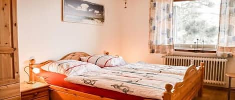 1 Schlafzimmer, Reisekinderbett