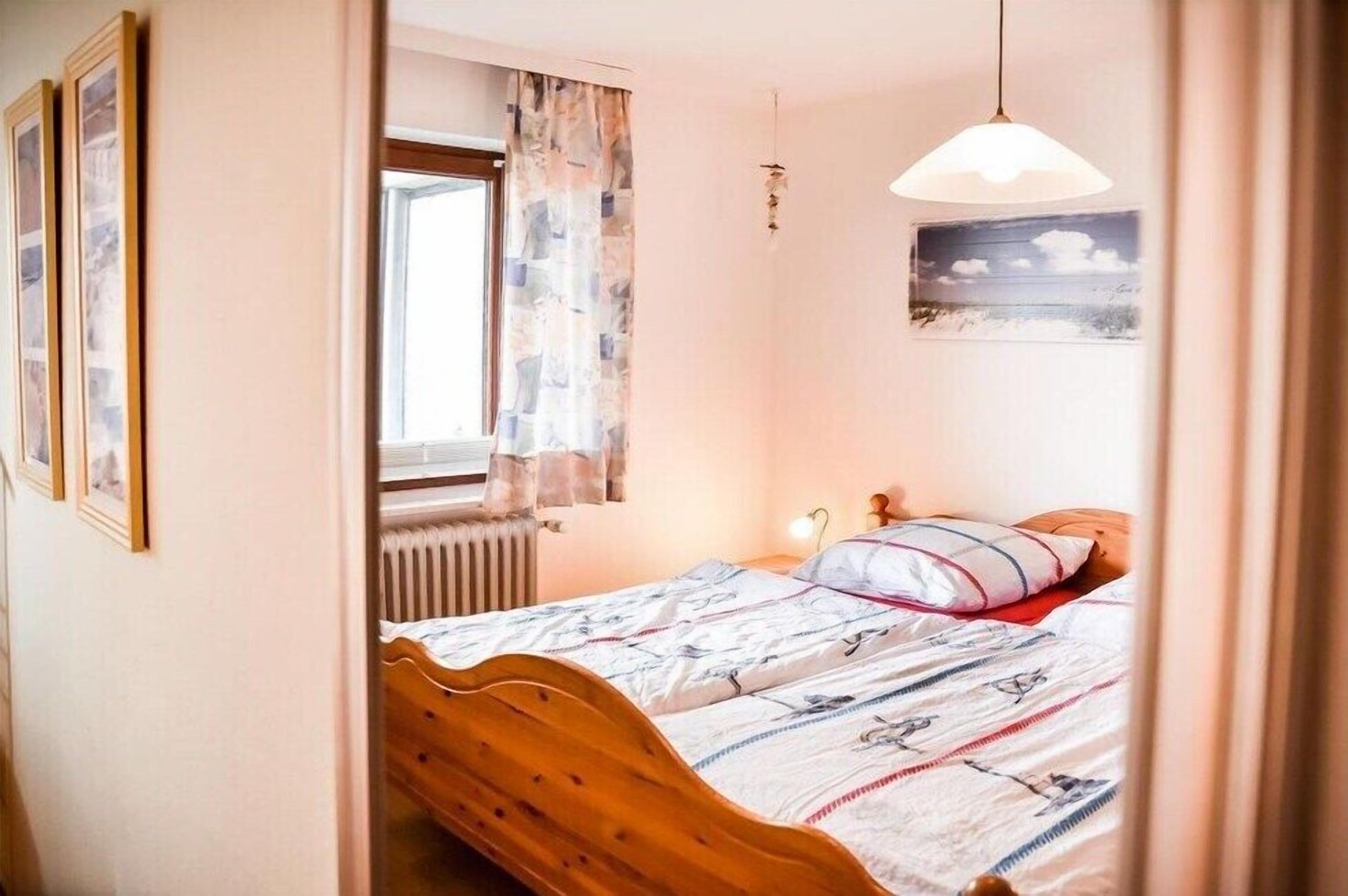 1 bedroom, travel cot