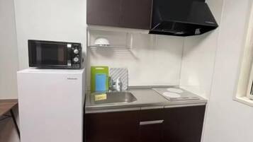 Cafetière/bouilloire, réfrigérateur, micro-ondes, plaque de cuisson