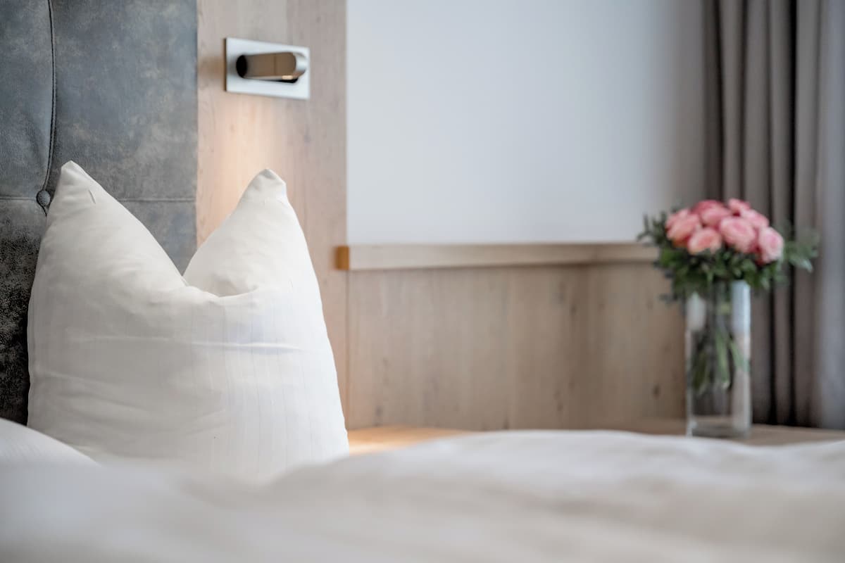 Comfort Suite, Mountain View | In-room safe, blackout curtains, free WiFi, bed sheets
