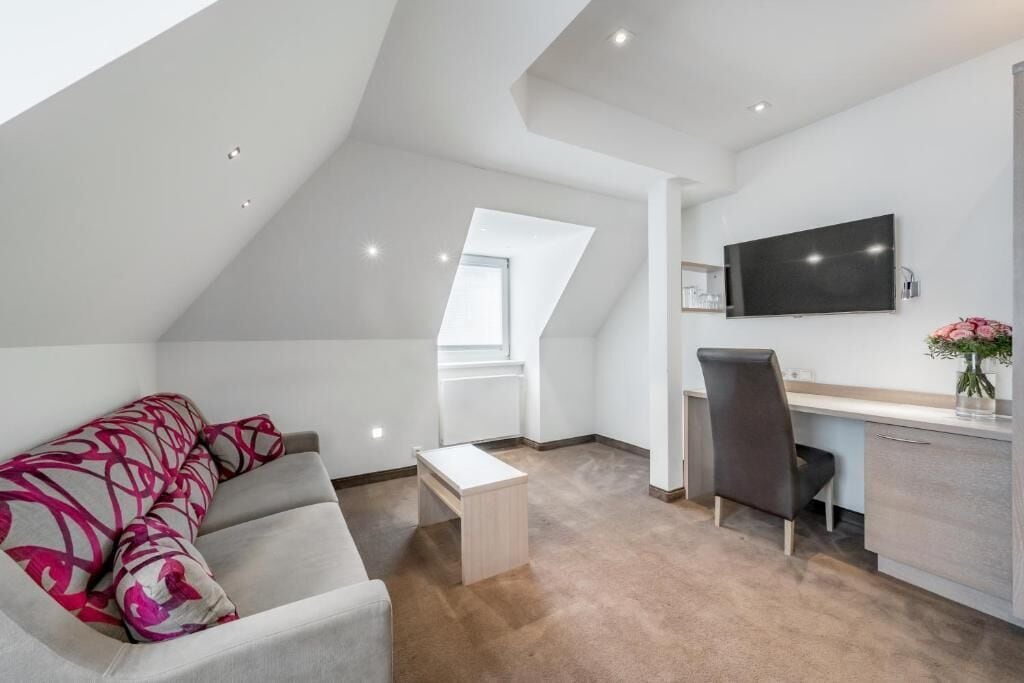 Deluxe Suite, Mountain View | Living area | Flat-screen TV