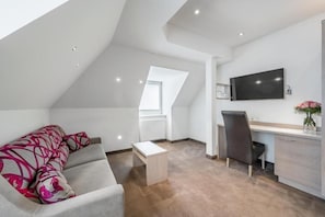 Deluxe Suite, Mountain View | Living area | Flat-screen TV - Hotel Garni Christine - Ischgl (Ischgl)