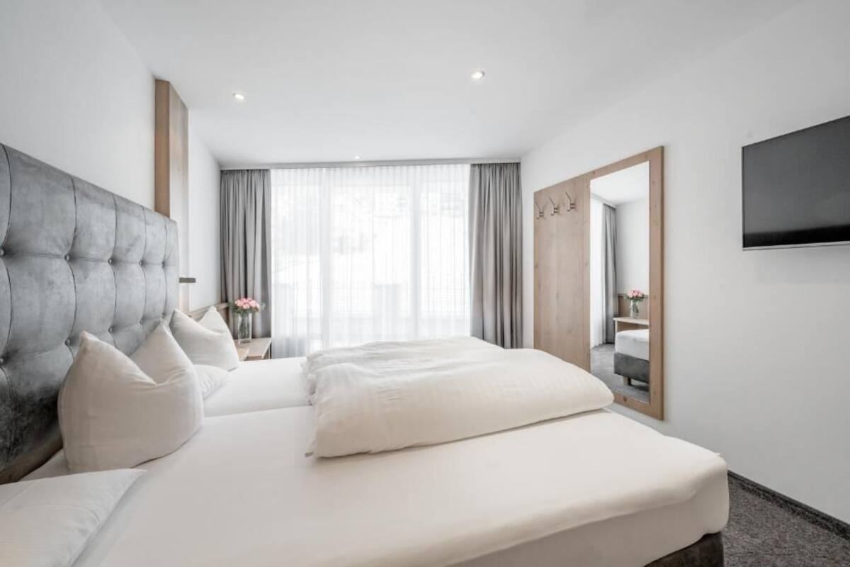 Suite de lujo, balcón, vista a la montaña | Caja de seguridad en la habitación, cortinas blackout y wifi gratis