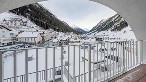 A snow-covered town with buildings and mountains in the background. - Hotel Garni Christine - Ischgl (Ischgl)