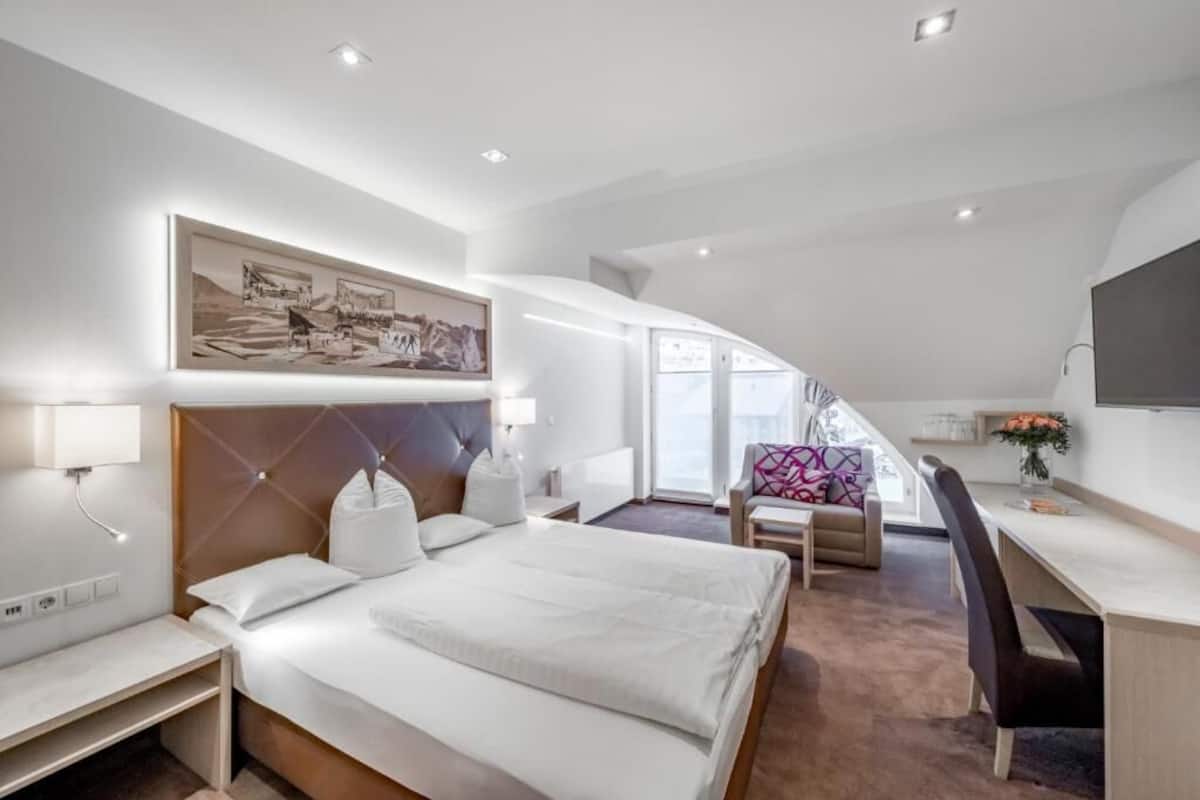 Comfort Double Room, Mountain View | In-room safe, blackout curtains, free WiFi, bed sheets