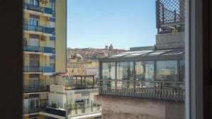 Un immeuble à plusieurs étages, doté de balcons et offrant une vue sur le paysage urbain.