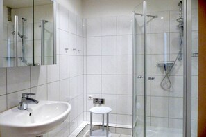 Bathroom - Kaiserhof Apartment 105, Type C (Grömitz)