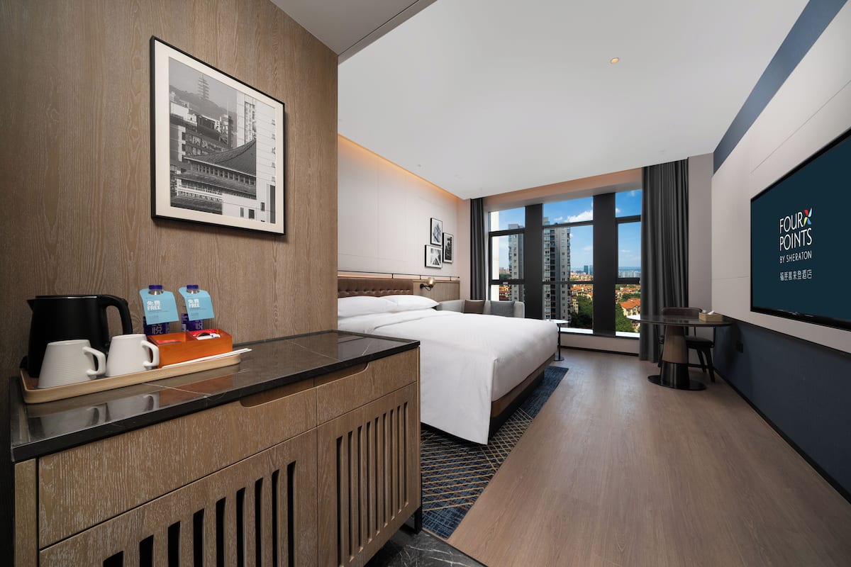 Quarto premier, 1 cama King, vista para a cidade | Roupas de cama premium, camas com colchões pillow-top