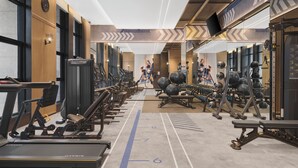 Et fitnesscenter med løbebånd, styrkemaskiner og træningsbolde.