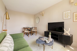 Apartment, Balcony | Living area - Take Five on the Green (London)