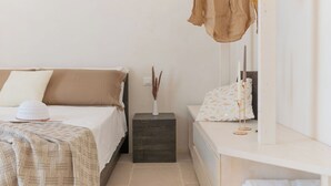 A bedroom with a bed, bedside table, and a dresser. - Villa in Ostuni with 3 bedrooms sleeps 8 (Ostuni)