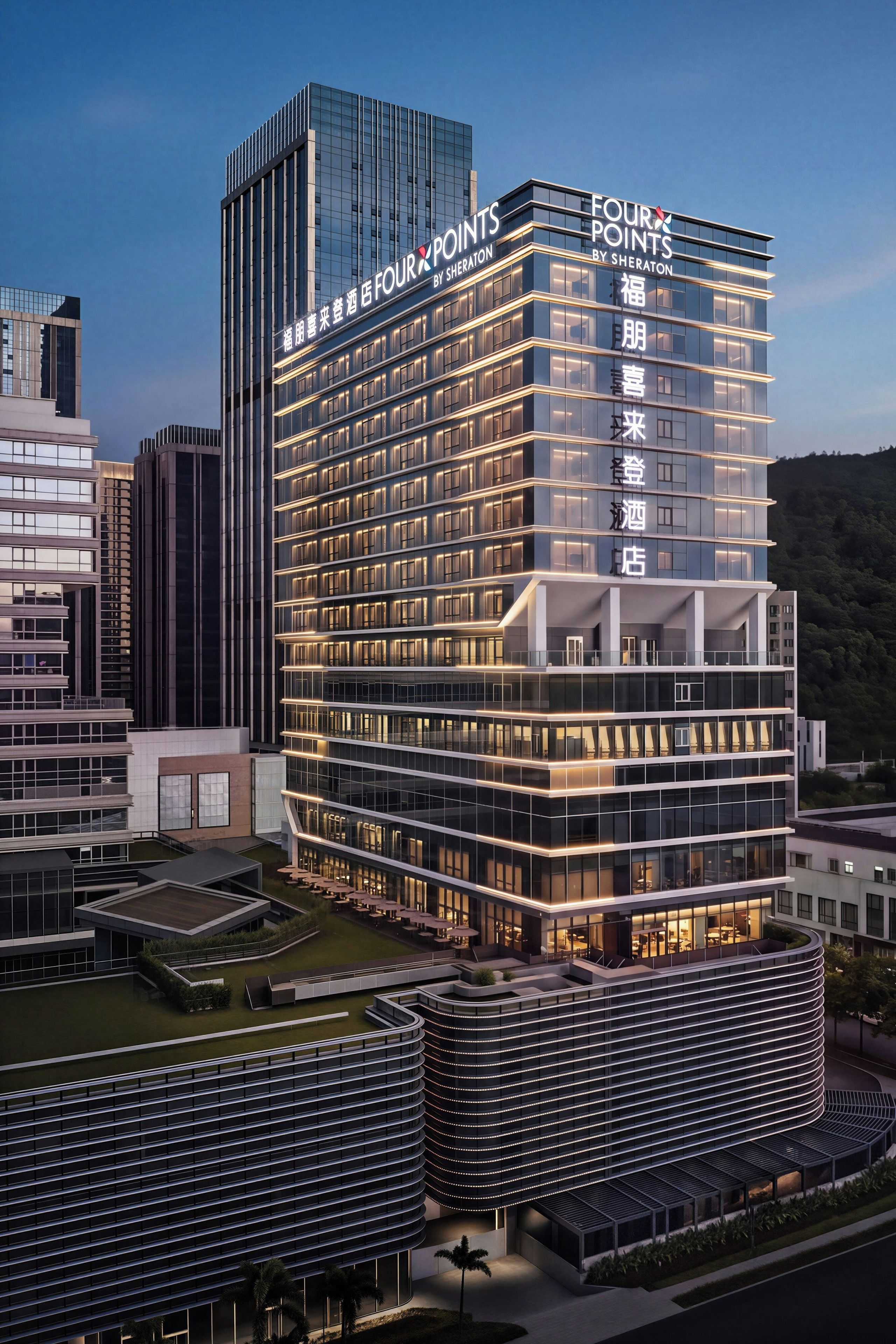 Een meerlaags hotel met opvallende signage die 'FOUR POINTS BY SHERATON' aangeeft.